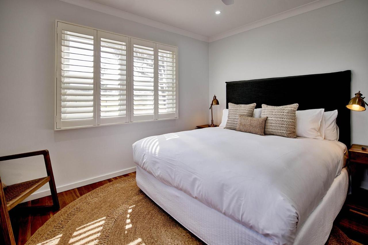 Hotel Goonoo Goonoo Station Tamworth Exterior foto A bedroom with plantation shutters