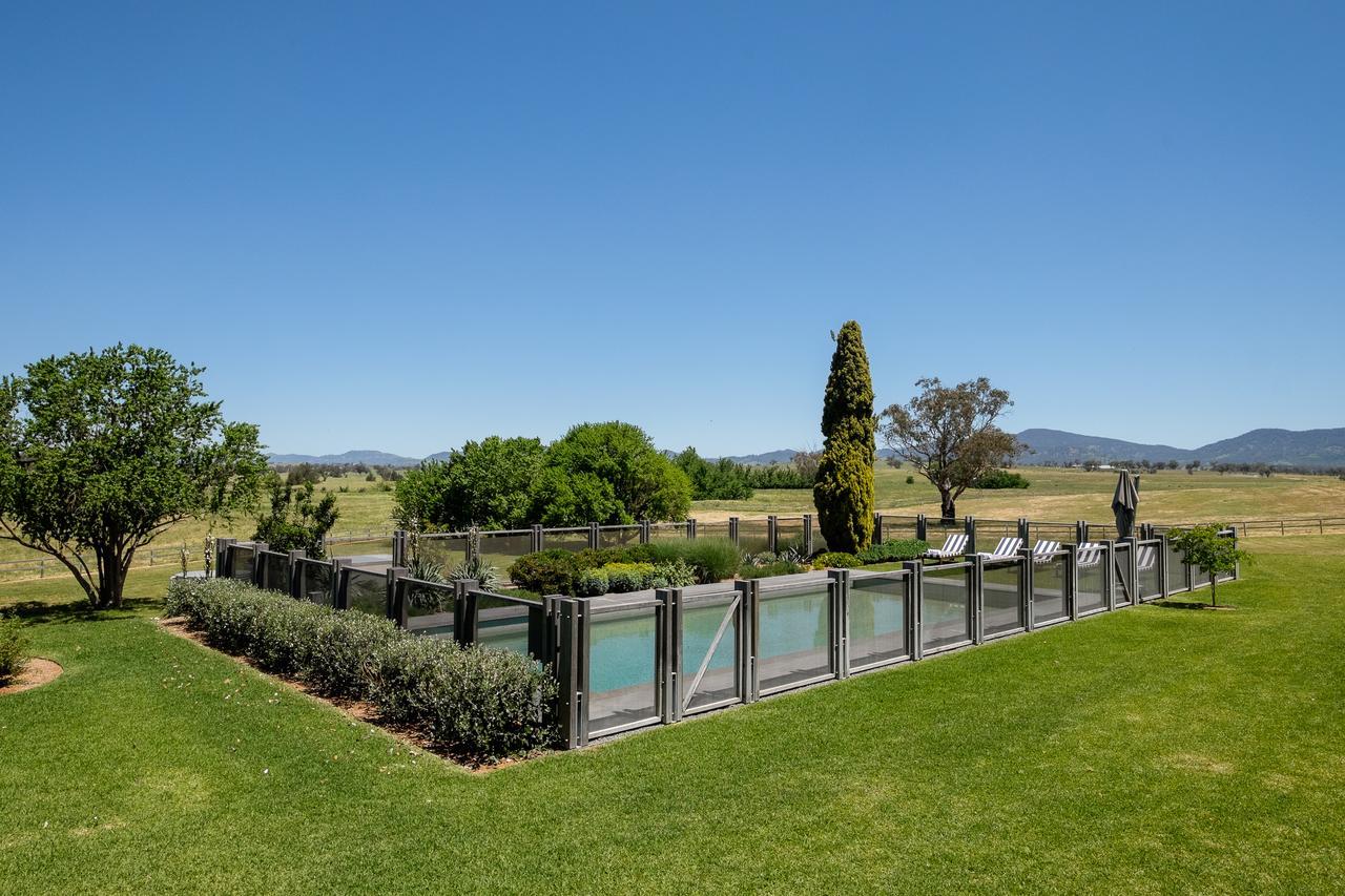 Hotel Goonoo Goonoo Station Tamworth Exterior foto A pool in Australia